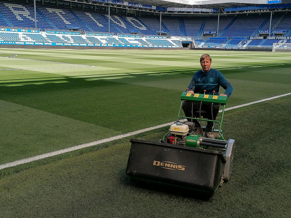 Article - Dennis-G860-maintaining-the-football-pitch-at-Deportivo-Alaves