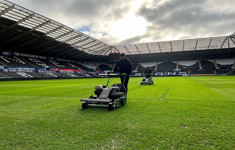 Article - The-Dennis-Pro-34R-being-put-through-its-paces