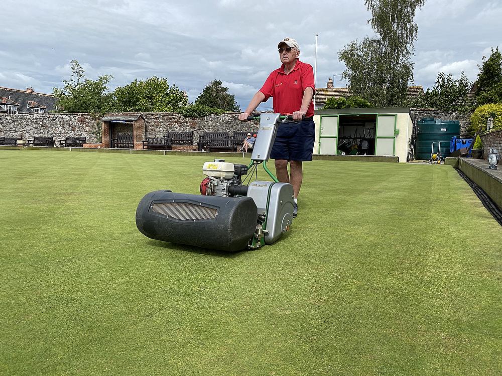 Article - The-Dennis-Razor-Ultra-helping-to-maintain-the-green-at-Topsham-Bowls-Club