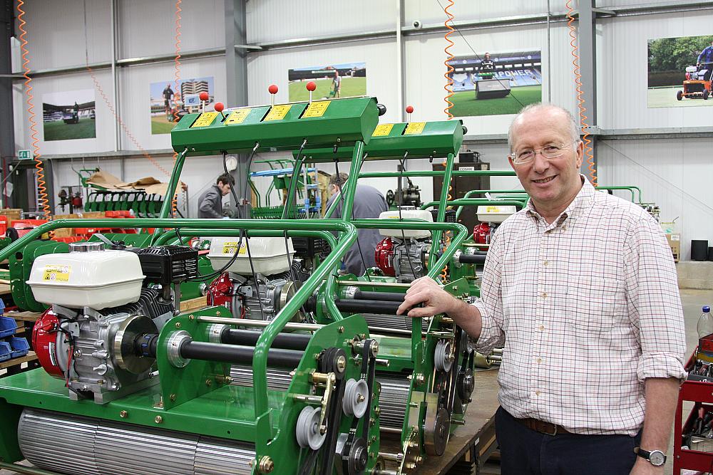 Article - The-popular-Dennis-G860-and-MD-Ian-Howard