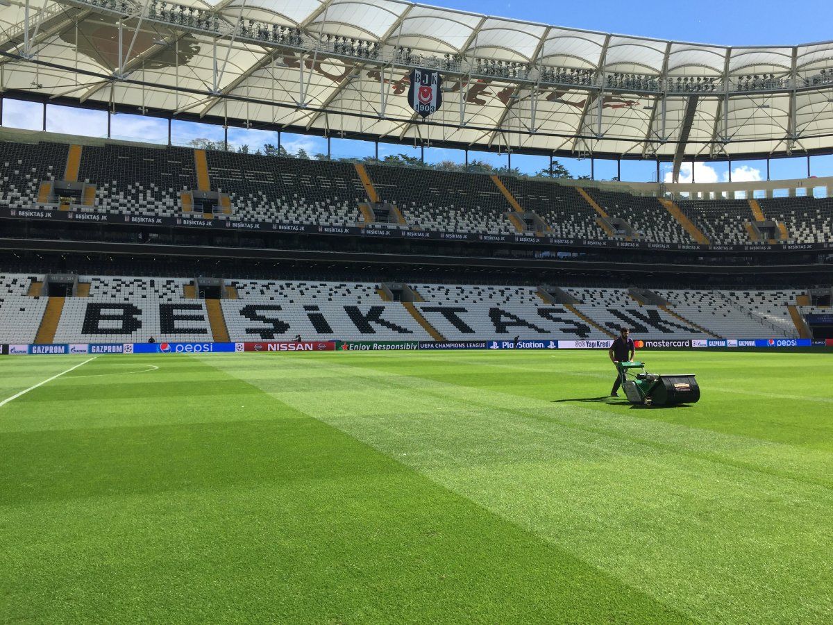 Besiktas Dennis Premier.jpg