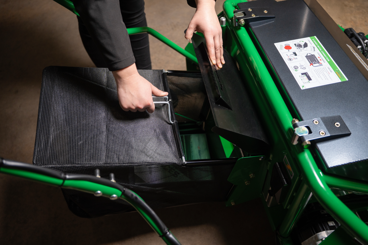 ES-34R - Easy to empty & manoeuvre grass box 