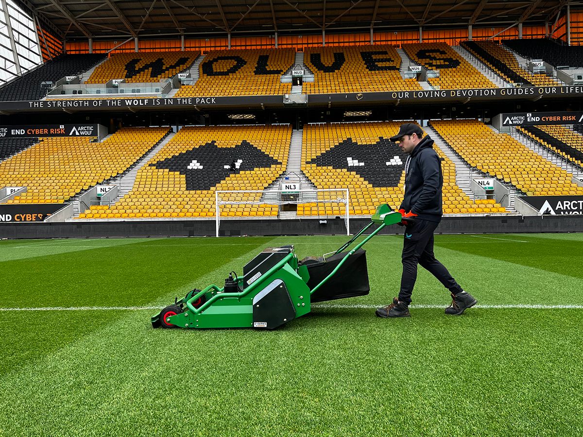 ES34R wOLVES END STAND.JPG