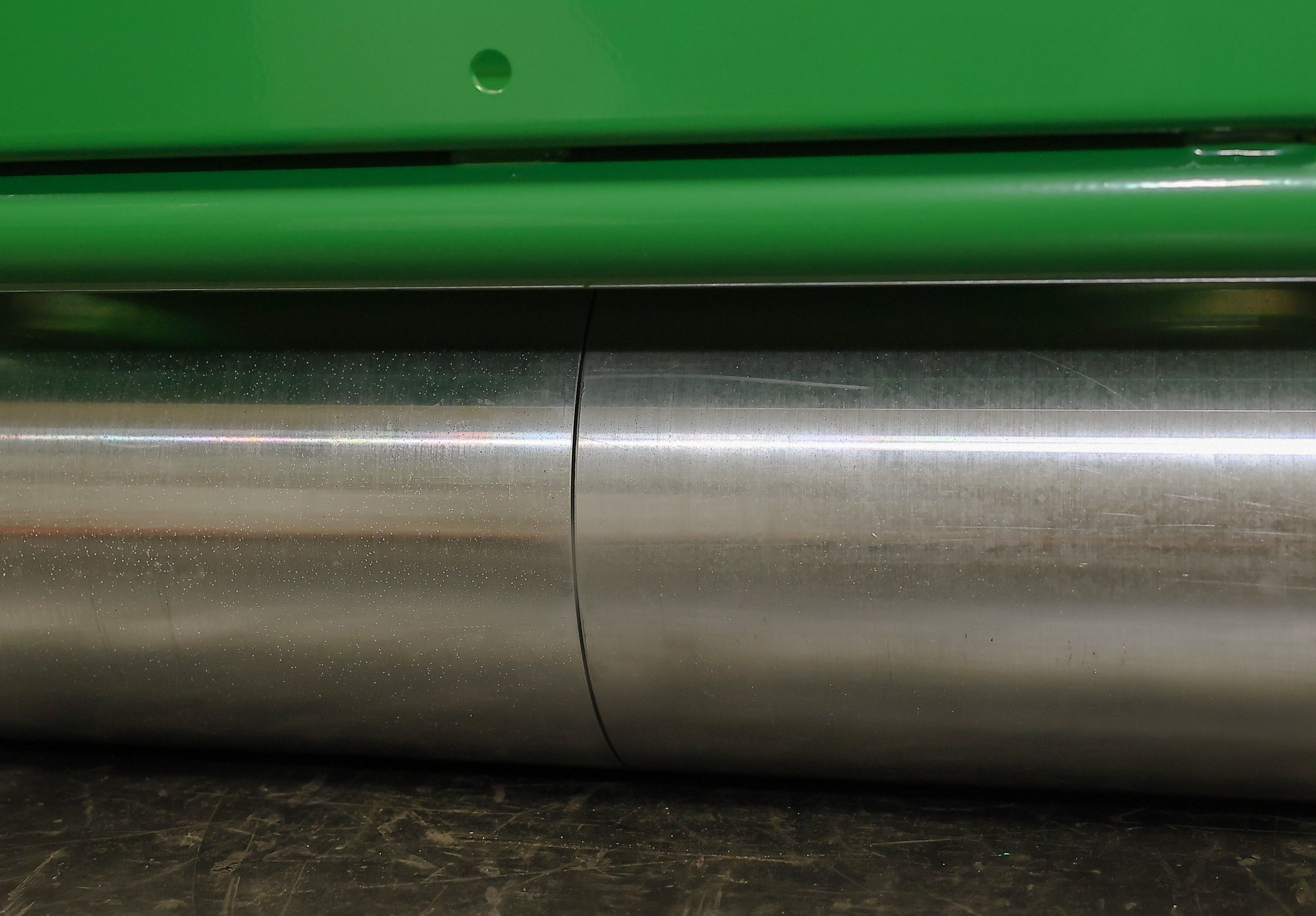 ES-34SL - Rear aluminium roller is powered by a robust chain drive system