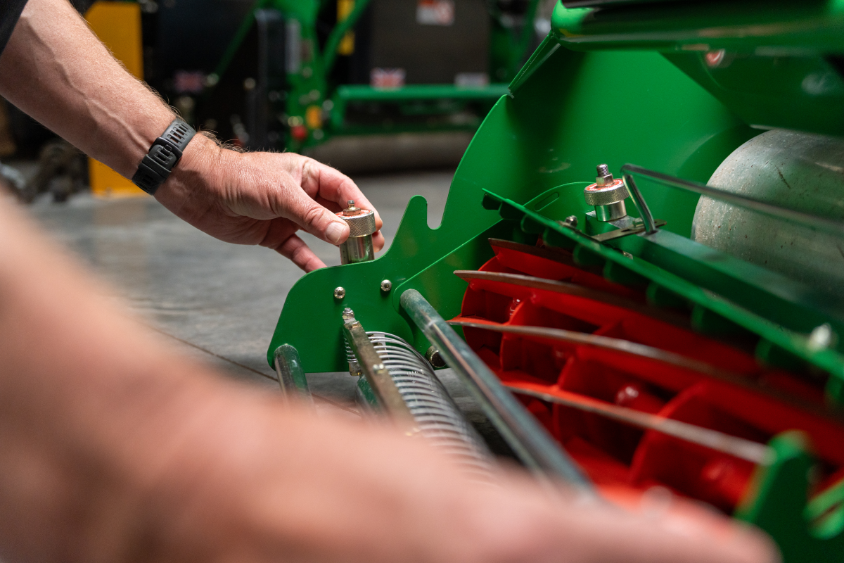 ES510 & 610 Easy adjustment of bottom blade to cylinder.png