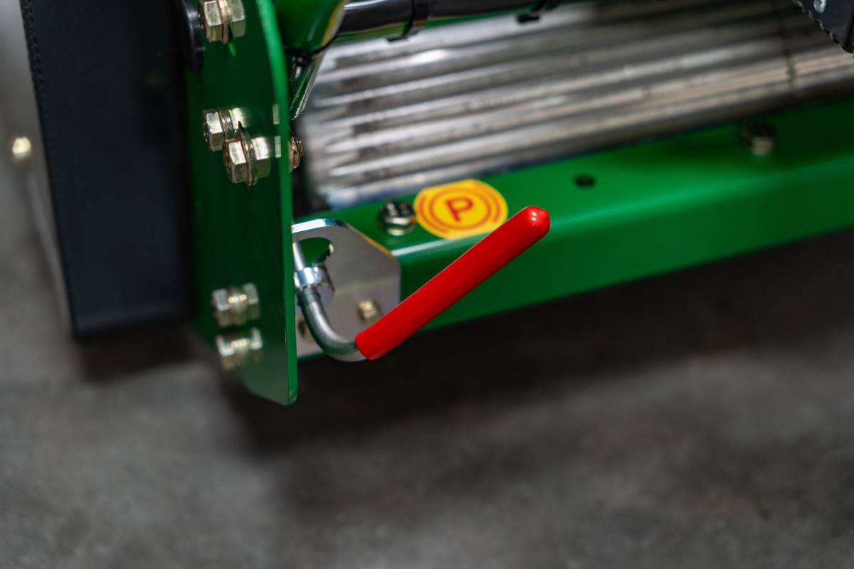 ES860 Lever operated parking brake.jpg