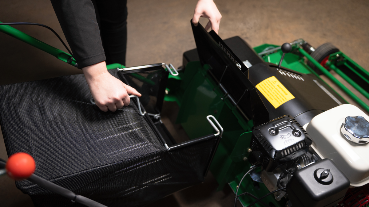 PRO-34R - Easy to access & empty grass box