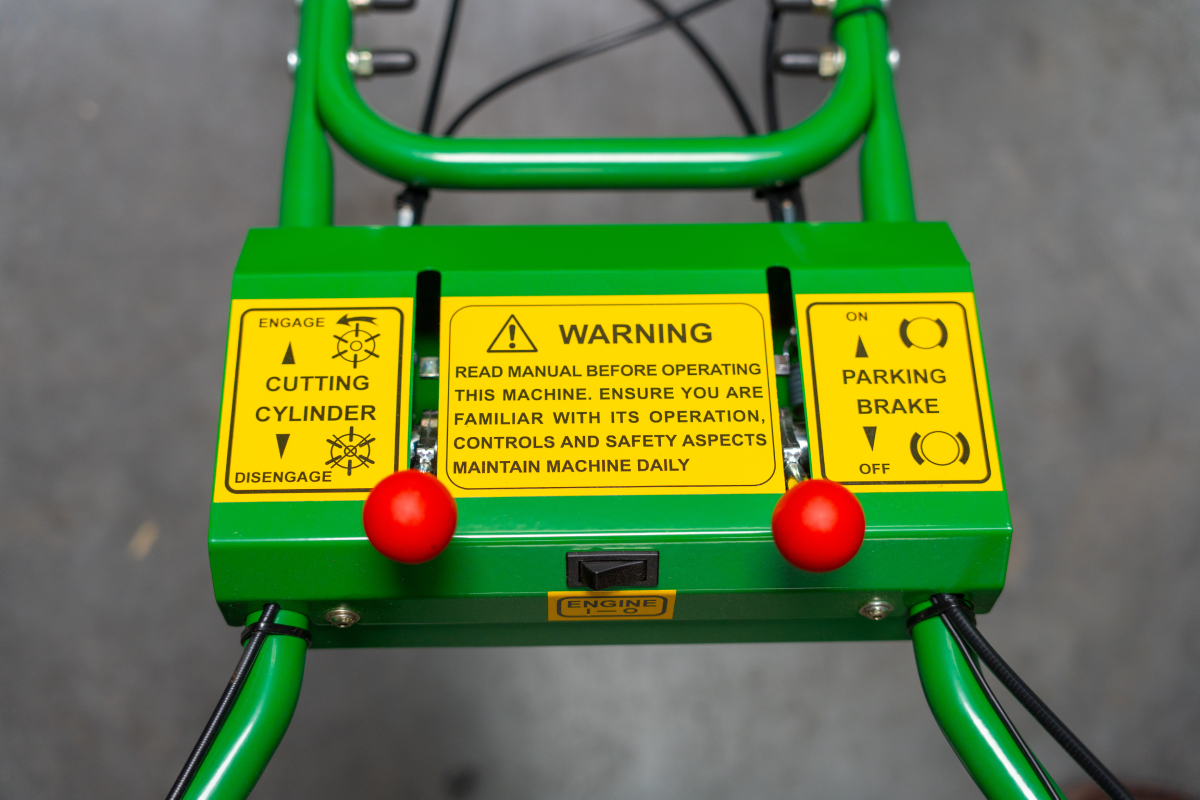 Verticut TT - Easy to use controls & parking brake.png