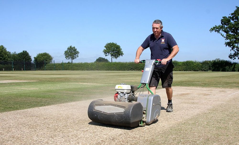 Razor Ultra 560 Professional Cylinder Mower | Dennis Mowers